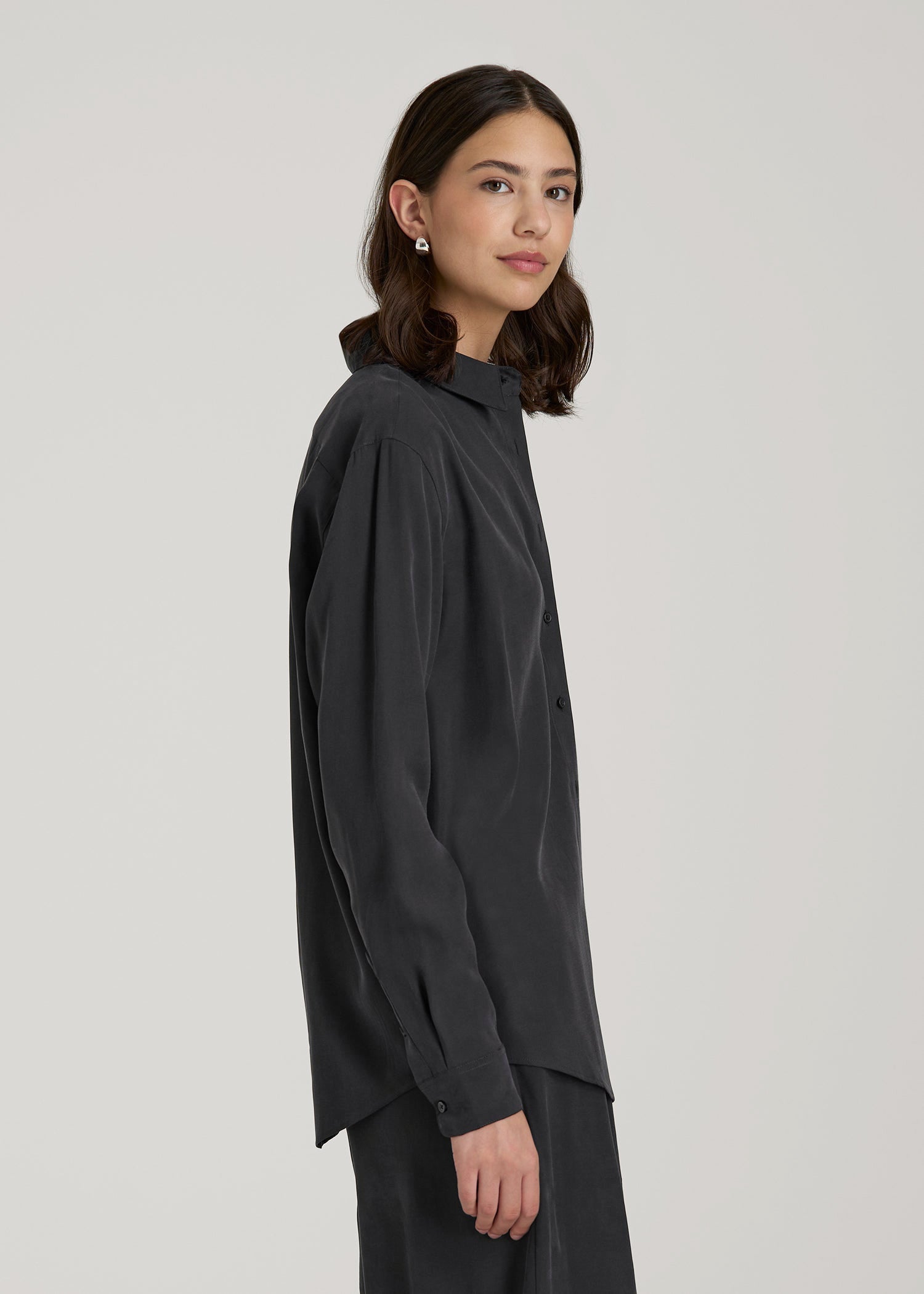 American Tall Women Relaxed Button-Up Single-Pocket Blouse for Tall Women in Vintage Black