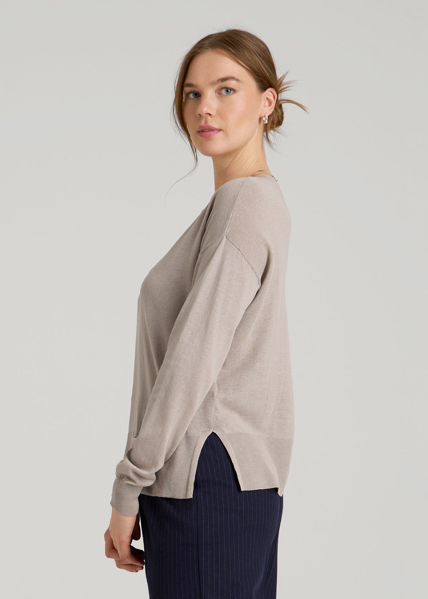 American Tall Women Linen Blend Split Hem V-Neck Sweater for Tall Women in Atmosphere